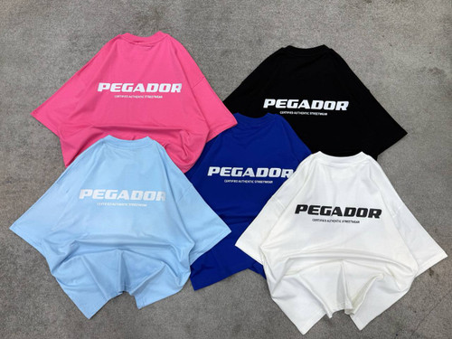 رنگبندی متنوع تیشرت پگادور شامل صورتی، مشکی، آبی و سفید