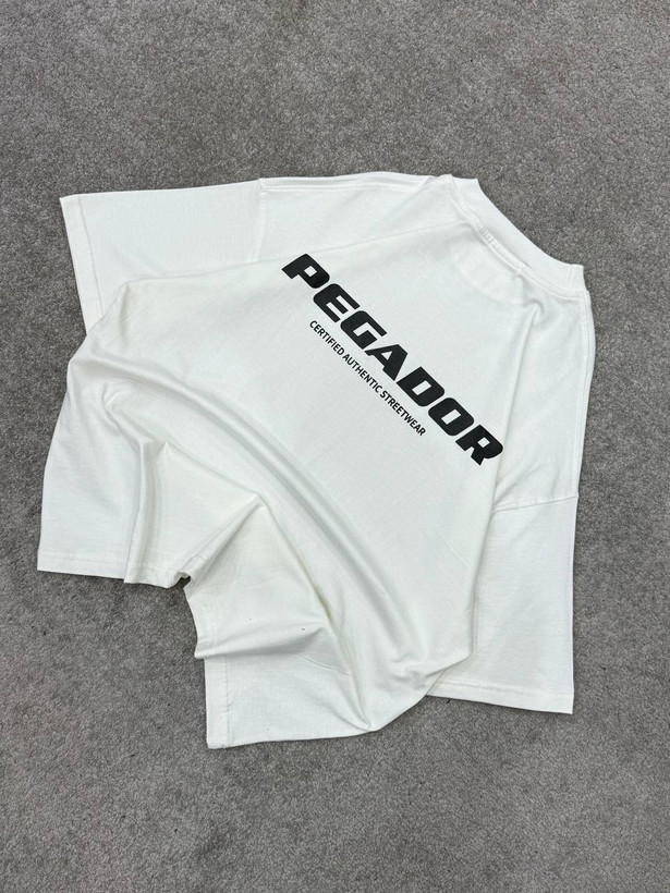 تیشرت پگادور سفید زنانه با چاپ مشکی و طراحی مدرن