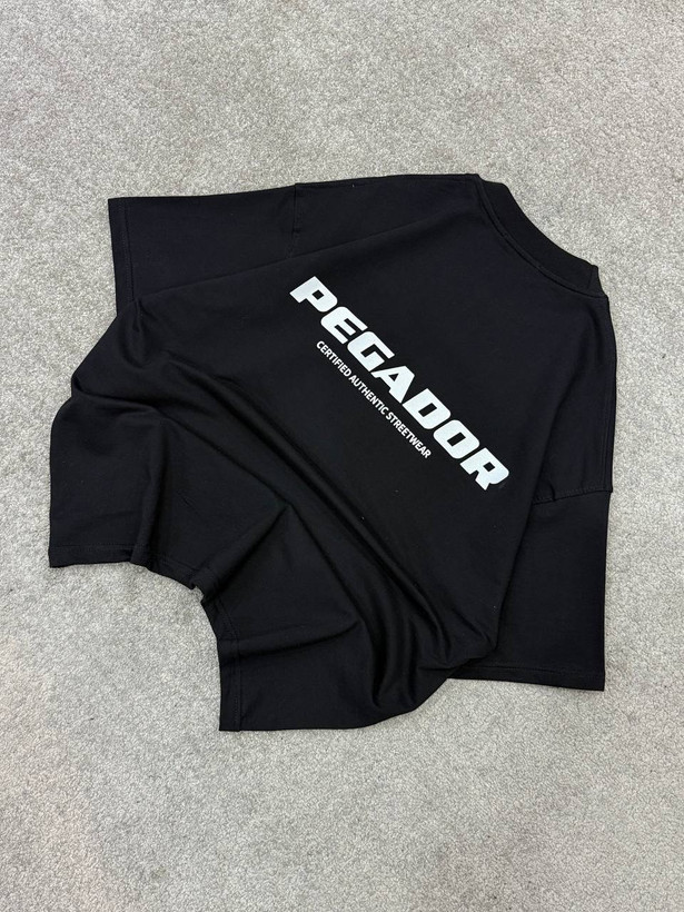 تیشرت پگادور مشکی با چاپ سفید بزرگ و طراحی مدرن